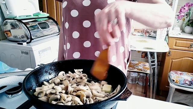 ГРИБЫ В СЛИВОЧНОМ СОУСЕ .