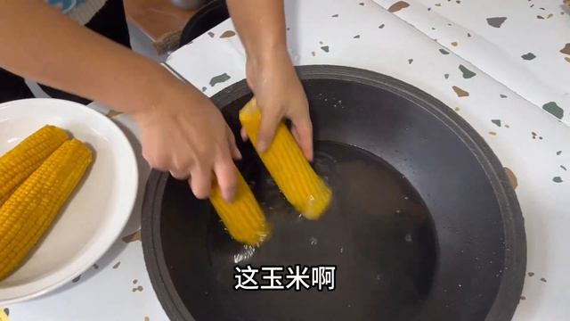 小院下雪，翠花展示东北黄糯玉米，像芝士一样拉丝