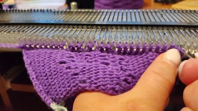 Носки на вязальной машине Нева-5. Ажурный узор "Домики" и присоединение частей на машине смотреть онлайн