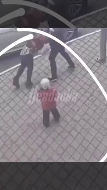 В Казани водитель набросился на женщину с ребенком после того, как она дотронулась до его машины смотреть онлайн