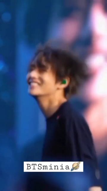 His smile🥰 #btsforever #btstaehyung #btslive #btsminia смотреть онлайн