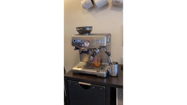 How to make an Iced S’mores latte with almond milk with a Breville Espresso Machine (BES870XL) смотреть онлайн