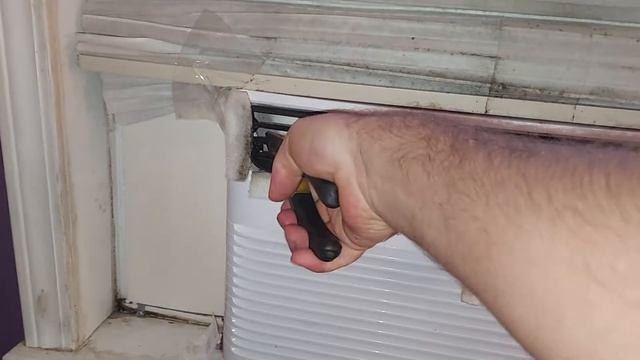 How to clean the mold out of a Frigidaire window AC easy DIY. смотреть онлайн