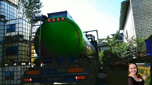 ПОЗОР🤦♀️: барышня на фуре 40 тонн НЕ МОЖЕТ заехать задним ходом на разгрузку цистерны‼️ архив-2021 смотреть онлайн