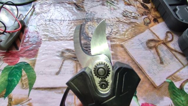 Акумуляторний секатор DK-911 Огляд, розбирання та практика.