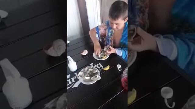 Первый раз Батя пробует устрицу смотреть онлайн