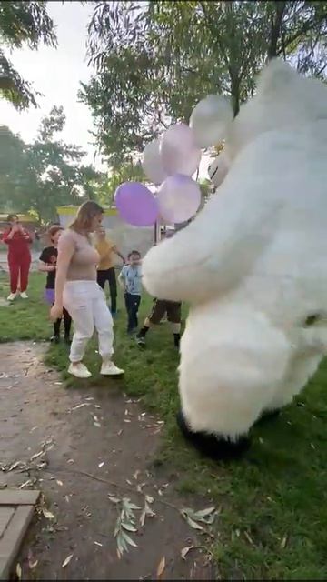 Дочка сделала сюрприз для мамы, заказала мишку Умку с шарами на День рождение. смотреть онлайн