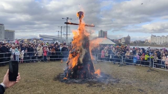 Für Den Feiertag Verbrannten Sie Eine Strohpuppe.