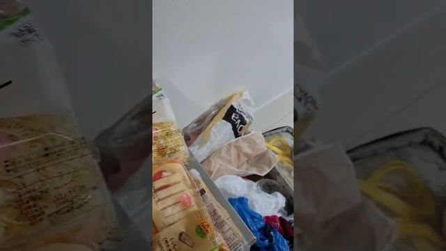 Немножко закупили важными вещами, плюс вкусняшки из комбини. смотреть онлайн