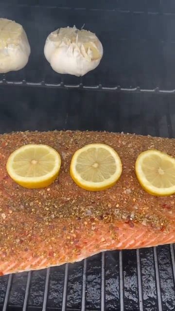 Smoked garlic salmon on the grill. #Healthyeats, #goodfats #shorts #smokeygarlic #traegergrilling смотреть онлайн