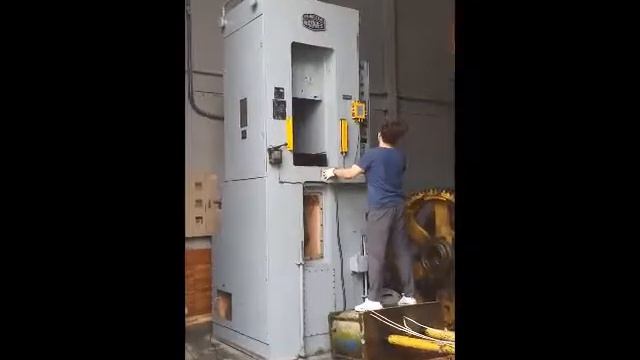 300 tons Komatsu Maypress UKR300 Press Cold Extrusion NA29665 смотреть онлайн