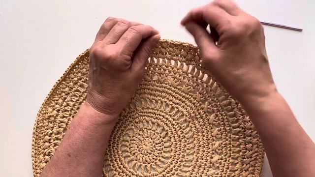 Летняя круглая сумочка из рафии связаная крючком смотреть онлайн