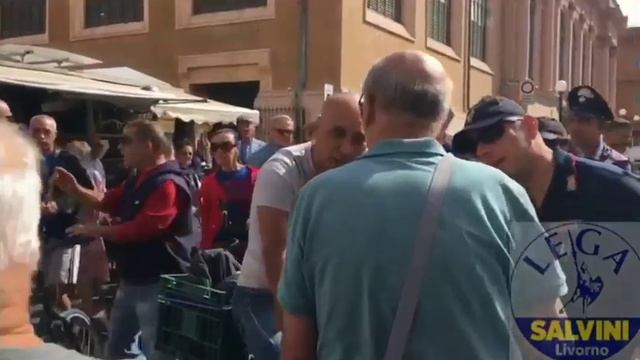 VIOLENTA LITE TRA 1 COMUNISTA E LEGHISTA A LIVORNO смотреть онлайн