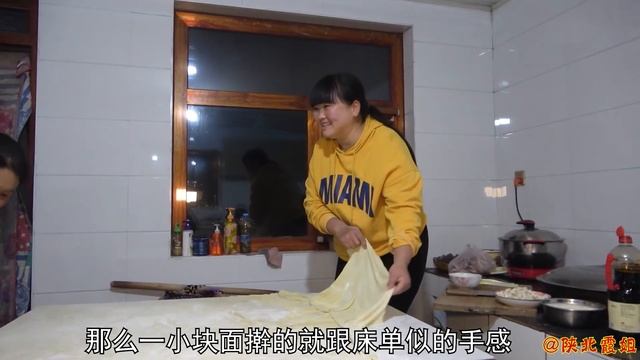 【陕北霞姐】霞姐到四姐家做客，养牛喂羊编框子，晚餐吃特色手擀面，幸福的味道！ смотреть онлайн