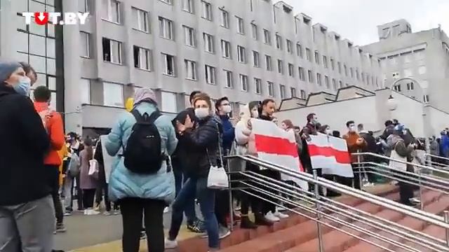 АКЦИЯ ОКОЛО БГУИР. МНОГО ЛЮДНЕЙ С БЧБ СИМВОЛИКОЙ. ЖЫВЕ БЕЛАРУСЬ смотреть онлайн