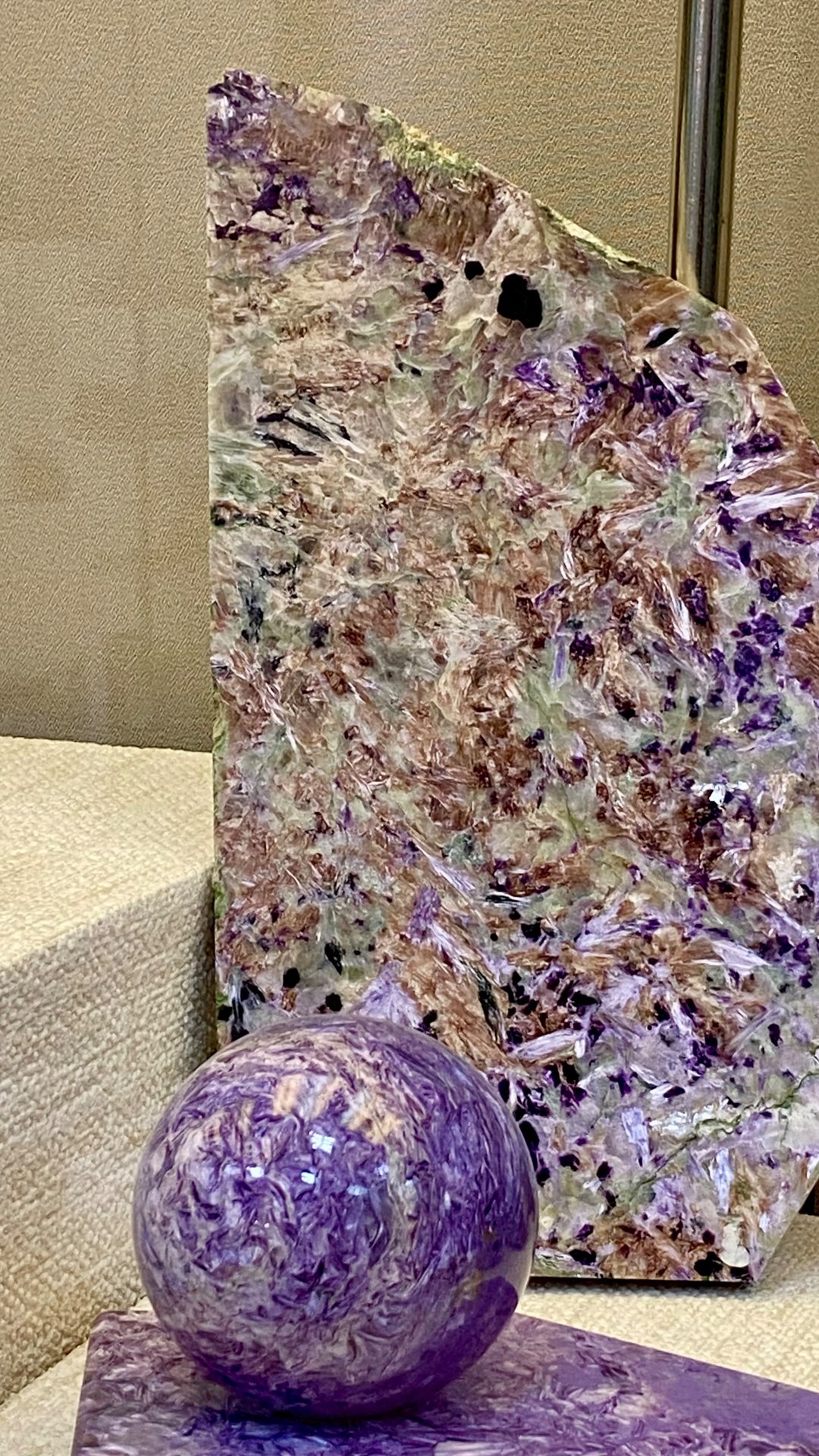 Музейная витрина. Чароит. Музей г.Нерюнгри смотреть онлайн