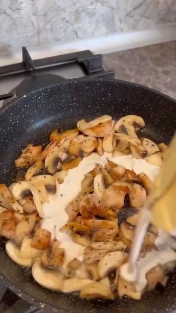 Паста пенне Альфредо с курицей и грибами 🍝