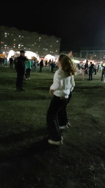 Тусовщицы 😎 #житьвкайф #нижнекамск #зожники #лето2023 #деньнефтяника #дети #танцы #ночью смотреть онлайн