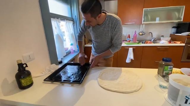 Пицца с тунцом луком и сосисками.