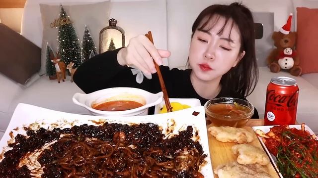 경고⚠️이거보면 다이어트 폭망. 꾸덕한 새우유니 짜장면에 실비파김치 & 레전드 인생 탕수육ㅣ짜장면먹방 black bean noodlesㅣjajangmyeon ASMR MUKBAN смотреть онлайн