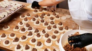 Нью-Йоркская еда - бабушки готовят 5000 пельменей в день. Veselka, Нью-Йорк