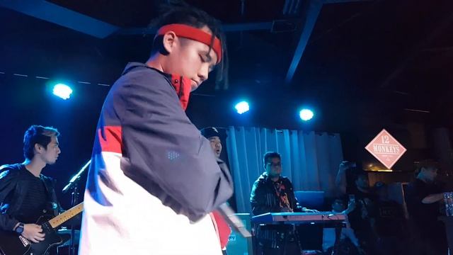 Shanti Dope ft. Gloc-9 with Sandiwa - Shantidope 12 Monkeys Music Hall & Pub Live смотреть онлайн