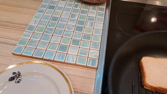 28  Бутерброд с авокадо и вялеными томатами