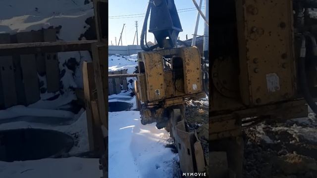 экскаватор Забивает Сваи. смотреть онлайн