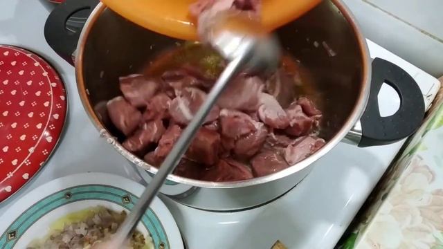 Телятина с грибами и сливками. смотреть онлайн