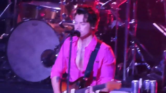 Harry Styles - She (in Los Angeles, the Forum) - Multicamera editing смотреть онлайн