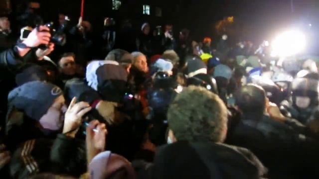 Митингующие держат "беркут" в живом кольце смотреть онлайн