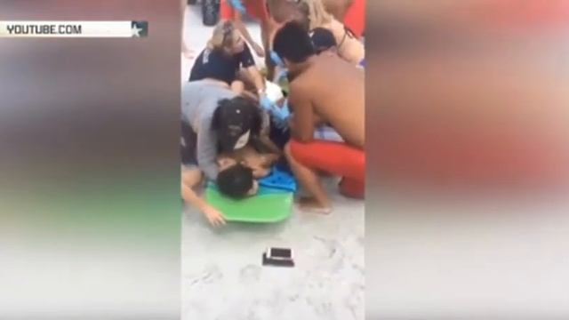 Акула атакувала підлітка на пляжі в США смотреть онлайн