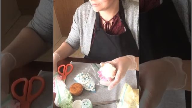 Clase completa de como decorar cupcakes con flores de bombones ** смотреть онлайн