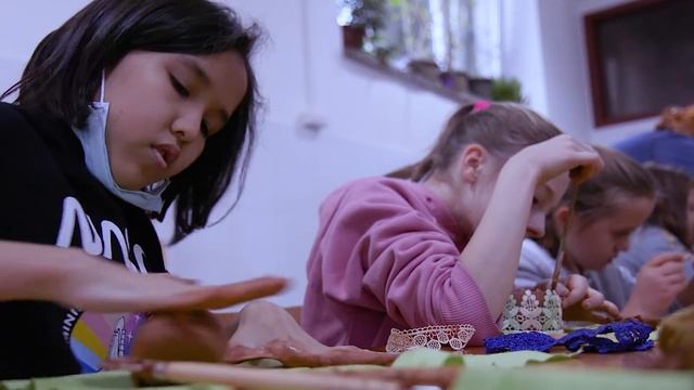 Учащиеся художественной школы посещают "Kazarian Art Studio" смотреть онлайн