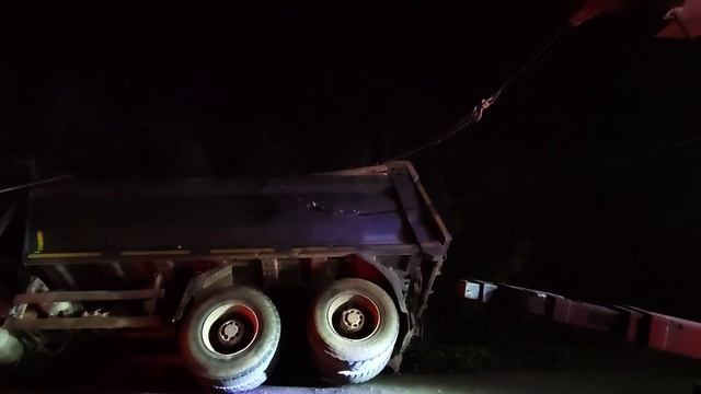 В третий раз, тот же самосвал на той же дороге и опять на боку. смотреть онлайн