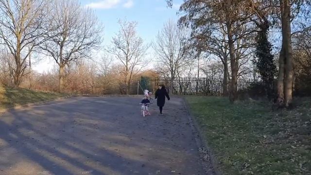 Freya rides a bike for the first time смотреть онлайн