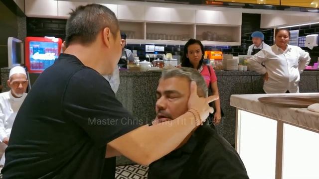 Master Chris Leong Tit Tar 跌打 CLM Tit Tar Consult Treatment At Restaurant Having Dinner . CLM 跌打谘询治