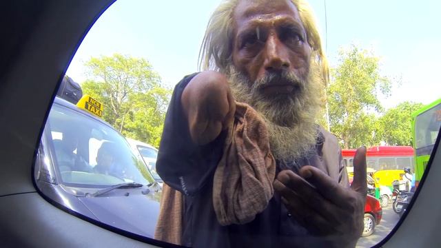 Безрукий попрошайка в Дели смотреть онлайн