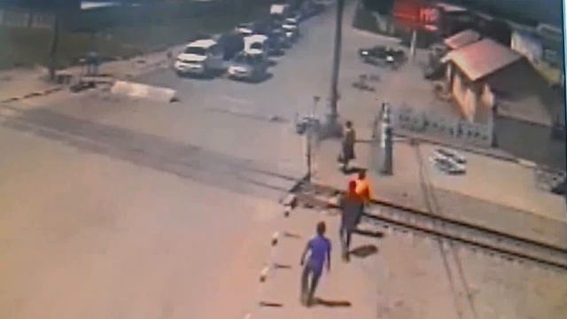 Неудачный прыжок через железнодородный отбойник смотреть онлайн