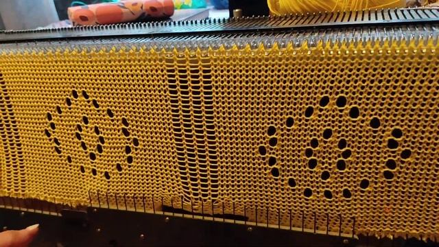 Призрак бродит по вязальным каналам. Призрак бабушкиного квадрата Он преследует нас всюду смотреть онлайн