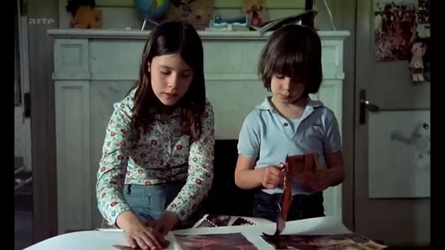 Movie 'Cria Cuervos' (1976) C. Saura & Music Jeanette 'Porque Te Vas'