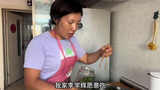 新采的小灰蘑和白菜一起炒，再用蘑菇腌点咸菜，两种做法都是老公的最爱！【农人娟子姐】