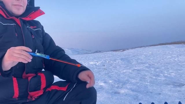 РЫБАЛКА на РЕКЕ. Столько лунок, осваиваю новый вид ловли на ЧЕРТЕЙ. смотреть онлайн