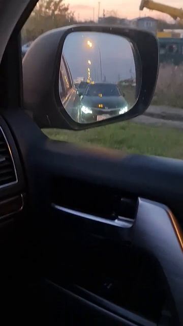 Опять по обочине, опять самые умные объезжают пробку. Не в этот раз. Машины стоят в пробке.