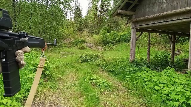 야외 사격 : Izhmash AK 47 Saiga .308(7.62 x 51 mm) 탄을 사용하는 소총을 사격하는 영상입니다. смотреть онлайн