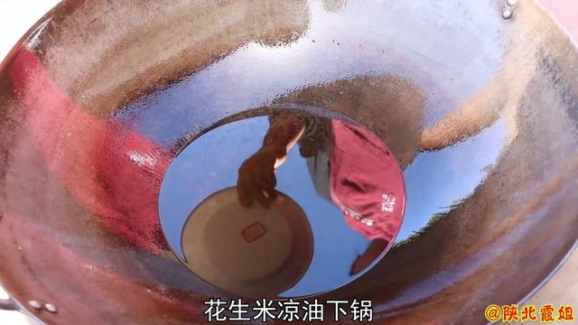 【陕北霞姐】霞姐学用驴子翻地，再捡点蒲公英和杏仁凉拌着吃，清凉又爽口，养生好食材！