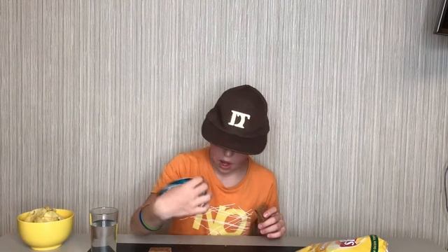 Пробую Lays с солью и что-то ещё.