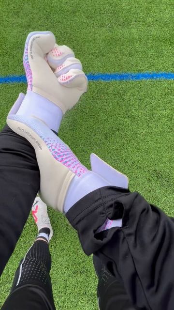Puma Future Hybrid 🧤 #ederson #gardiendebut #gantdegardiendebut #goalkeeper #goalkeepergloves смотреть онлайн
