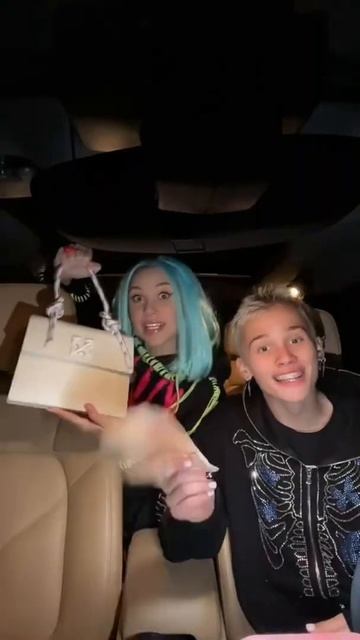 Даня Милохин и Миа Бойка кайфуют 💸 смотреть онлайн