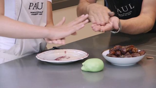 Marzipan-stuffed Dates смотреть онлайн